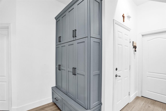 5250 Pueblo Ln, Frisco, TX 75034 - mudroom with light wood finished floors and baseboards