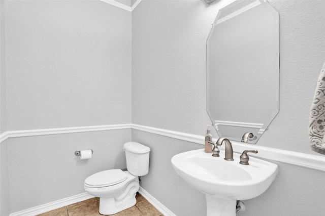 5250 Pueblo Ln, Frisco, TX 75034 - bathroom with toilet, a sink, tile patterned floors, and baseboards