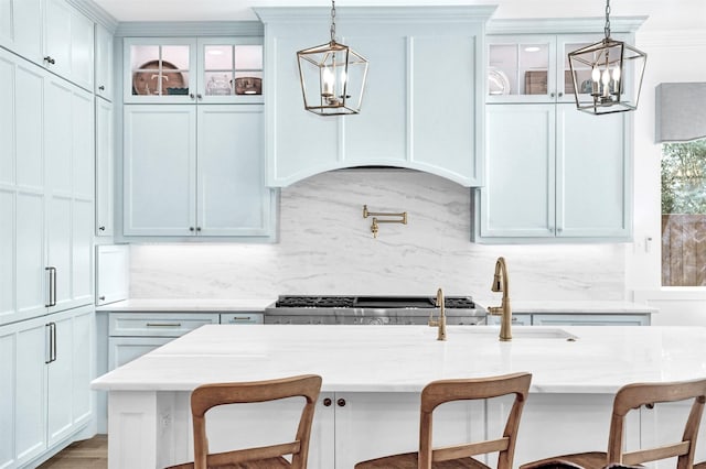 5250 Pueblo Ln, Frisco, TX 75034 - kitchen featuring a chandelier, decorative backsplash, glass insert cabinets, and a breakfast bar area