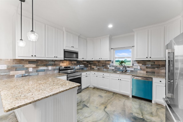 555 Advance Rd, Weatherford, TX 76088 - kitchen with stainless steel appliances, a sink, backsplash, a peninsula, and crown molding