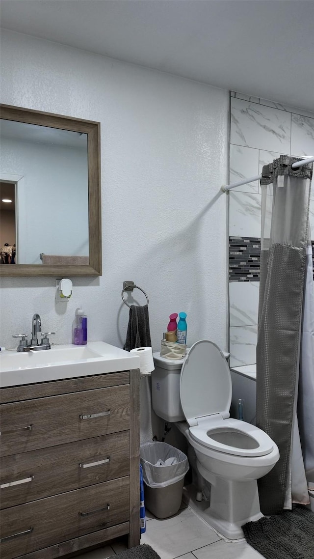 full bath featuring a shower with curtain, toilet, and vanity
