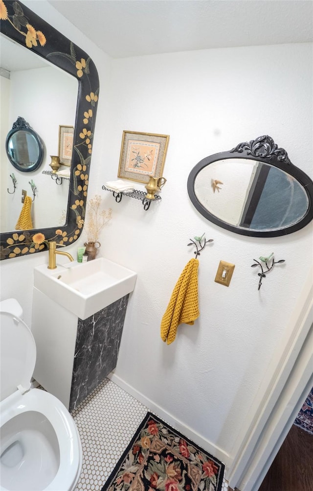 7006 Horseshoe Bend Trl, Weatherford, TX 76087 - half bath with toilet and baseboards