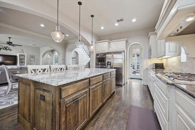 580 Butchart Dr, Prosper, TX 75078 - kitchen featuring appliances with stainless steel finishes, white cabinetry, ceiling fan, dark wood-type flooring, and open floor plan