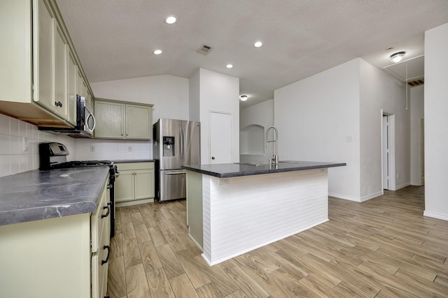 6717 Red Rock Trl, Watauga, TX 76137 - kitchen with stainless steel appliances, a sink, dark countertops, light wood finished floors, and recessed lighting