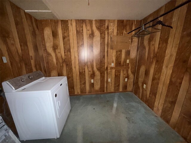 260 S Munday Ave, Munday, TX 76371 - laundry room featuring washer / dryer and wood walls