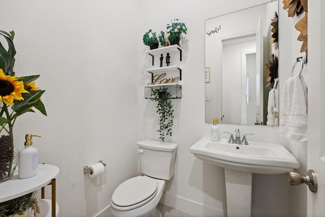 1124 Queensdown Way, Forney, TX 75126 - bathroom with toilet, baseboards, and a sink