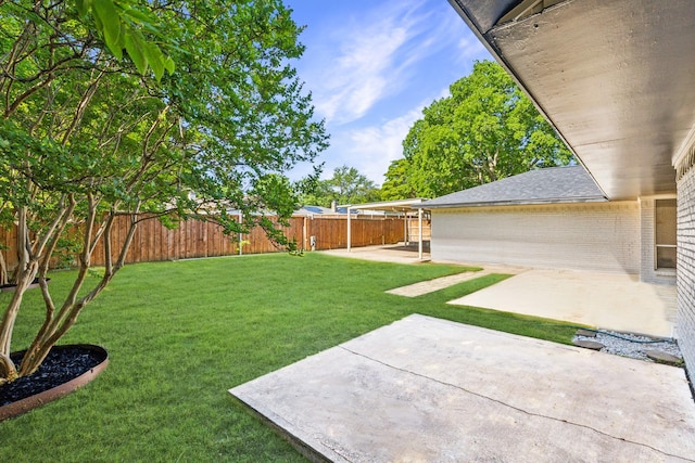 view of yard featuring a patio area