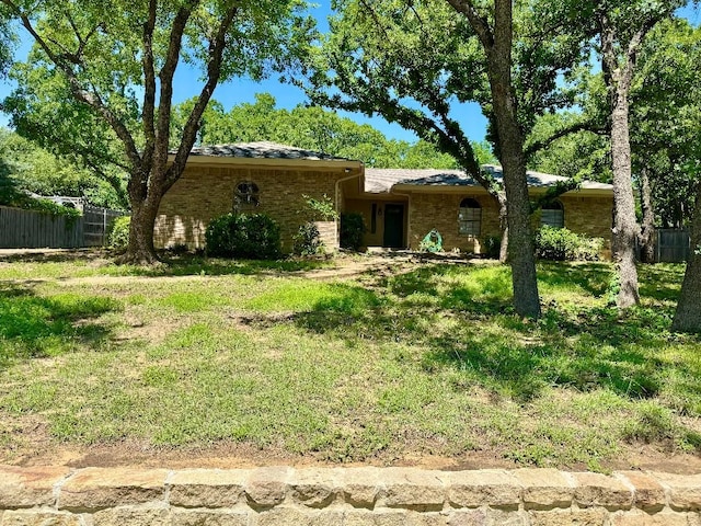 5711 Trail Lake Dr, Arlington, TX 76016 - ranch-style home featuring fence