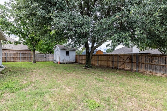 600 Hanover Dr, Waxahachie, TX 75165 - fenced backyard featuring a storage shed