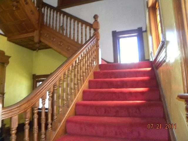 211 N Pleasant St, Hillsboro, TX 76645 - view of stairway