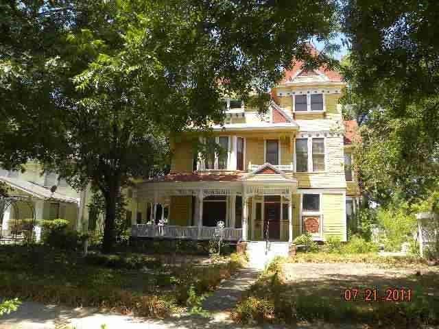 211 N Pleasant St, Hillsboro, TX 76645 - view of front facade featuring covered porch