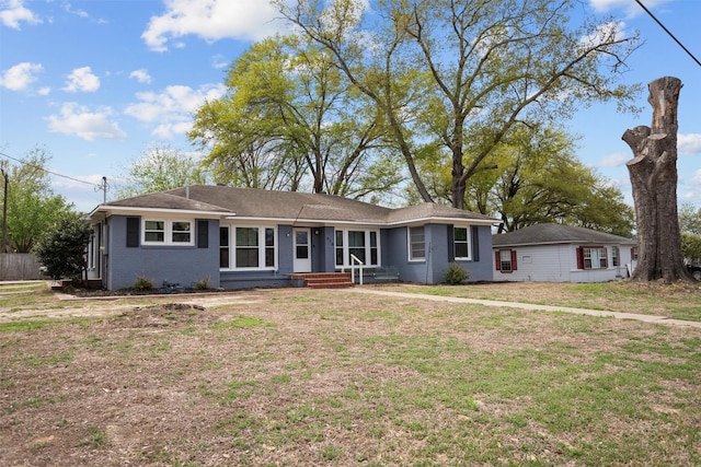 single story home with a front lawn