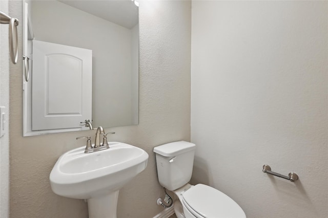 2832 Baneberry Ln, Mesquite, TX 75150 - bathroom with a sink and toilet