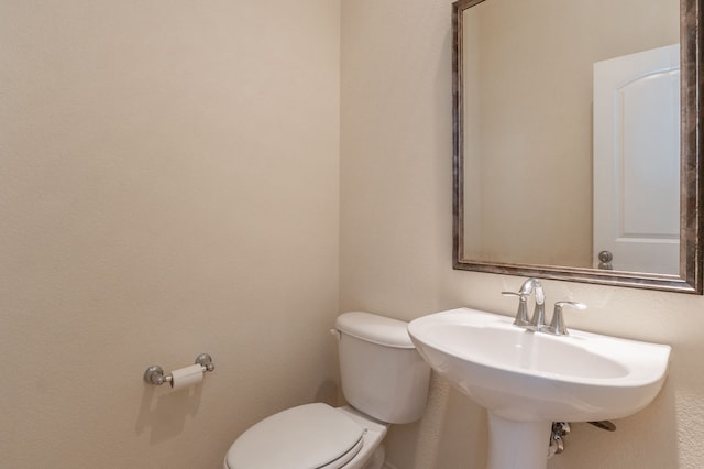 13900 Noel Rd Unit 2, Dallas, TX 75240 - half bath with toilet and a sink