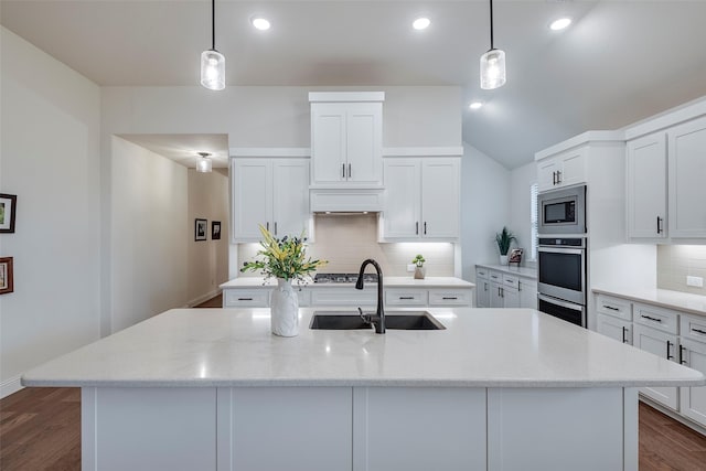 14601 Donner Trl, Fort Worth, TX 76262 - kitchen featuring a sink, stainless steel appliances, a kitchen island with sink, backsplash, and dark wood finished floors