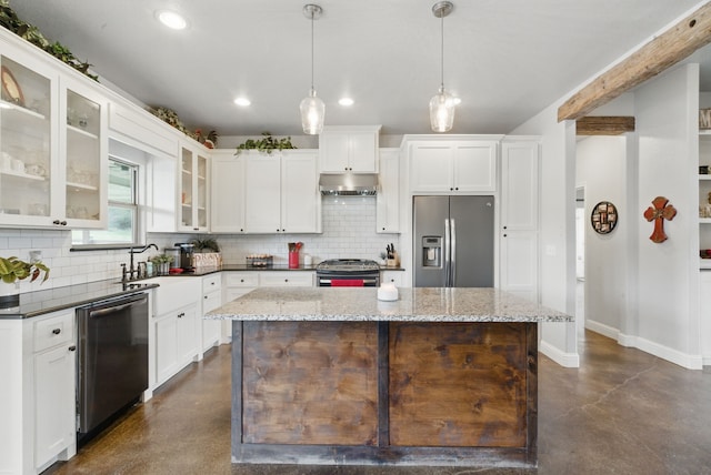 kitchen with stainless steel appliances, finished concrete floors, under cabinet range hood, baseboards, and backsplash