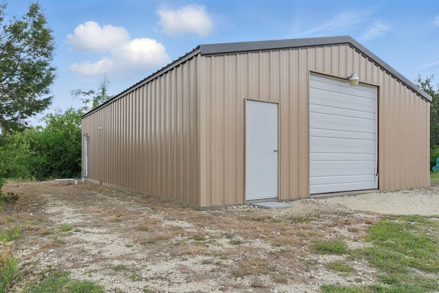 view of outdoor structure with an outbuilding