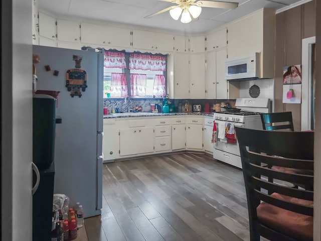 401 S 9th Ave, Teague, TX 75860 - kitchen with white appliances, a sink, ceiling fan, wood finished floors, and decorative backsplash