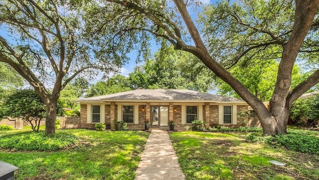 view of front of house featuring brick siding and a front yard