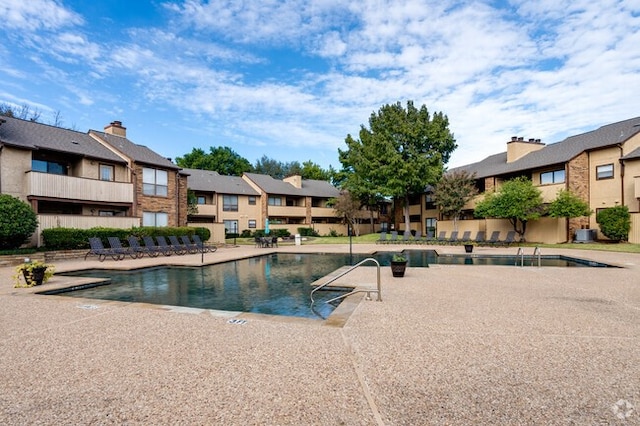 2000 Willoughby Ln Unit 5520, Arlington, TX 76011 - community pool featuring a residential view and a patio
