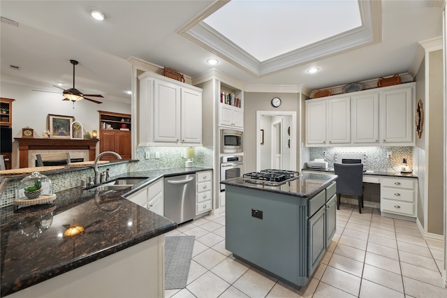 4019 Brooks Ct, Highland Village, TX 76226 - kitchen with appliances with stainless steel finishes, a sink, a ceiling fan, ornamental molding, and decorative backsplash