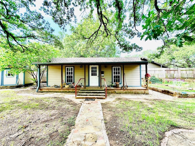 408 Briarwood Dr, Eastland, TX 76448 - ranch-style home with a porch and fence