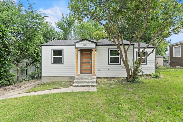 5101 Penrod Ct, River Oaks, TX 76114 - view of front facade with a front lawn and roof with shingles