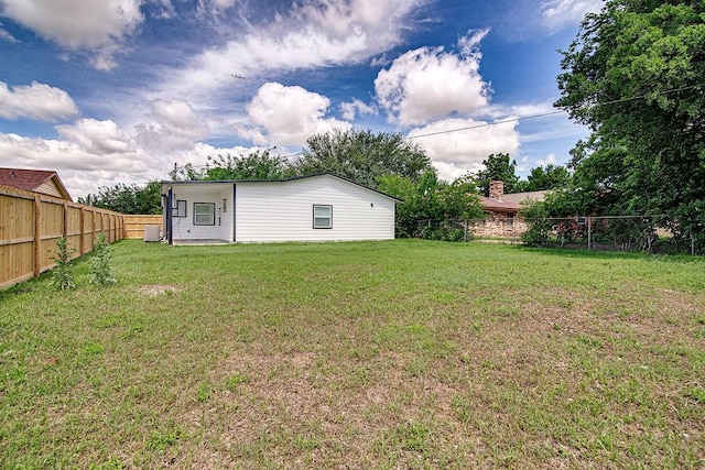 1021 Pangburn St, Grand Prairie, TX 75051 - view of yard