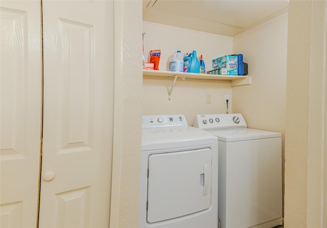 404 Jones St, Cedar Hill, TX 75104 - laundry room featuring washing machine and clothes dryer