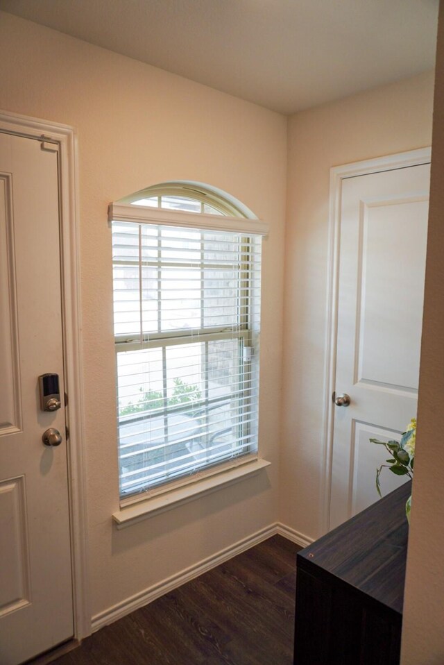 3128 Bettin Dr, Mesquite, TX 75126 - entryway featuring dark wood-style floors and baseboards
