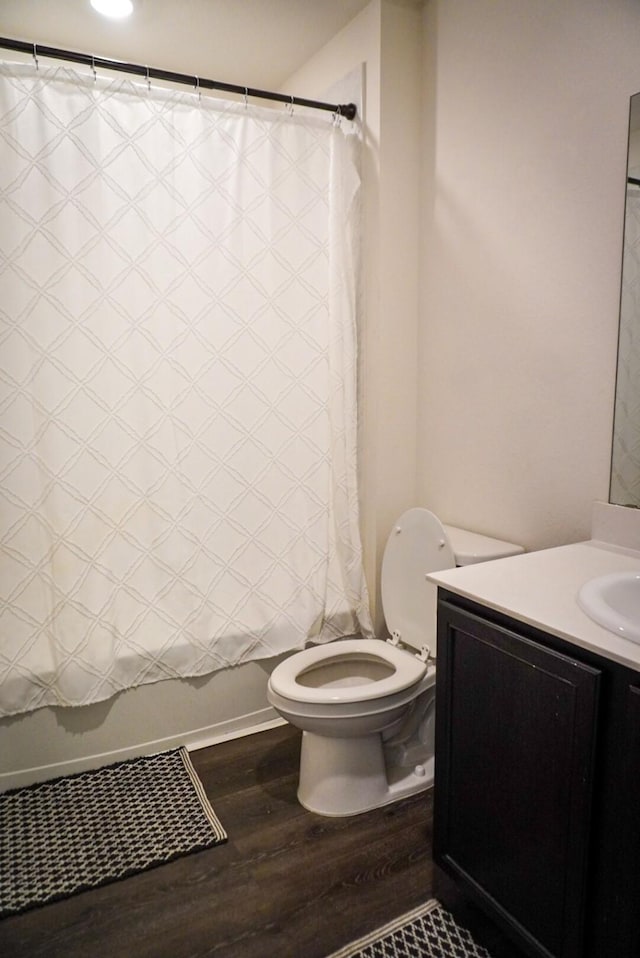 3128 Bettin Dr, Mesquite, TX 75126 - full bathroom featuring wood finished floors, toilet, vanity, and shower / bath combo with shower curtain