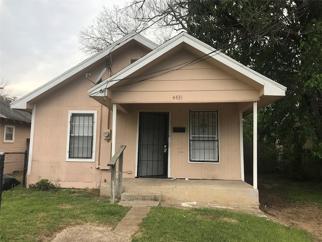 4431 Canal St, Dallas, TX 75210 - bungalow-style house featuring covered porch and fence