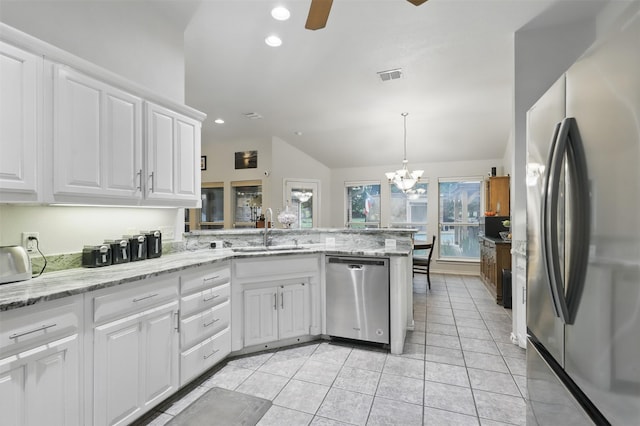 1233 Fox Hunt Trl, Willow Park, TX 76087 - kitchen with stainless steel appliances, lofted ceiling, a sink, a peninsula, and ceiling fan