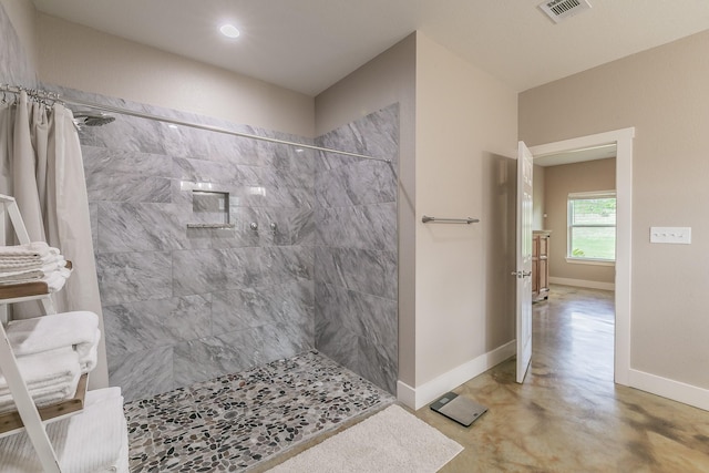 505 Advance Rd, Weatherford, TX 76088 - bathroom featuring tiled shower, baseboards, finished concrete flooring, and recessed lighting