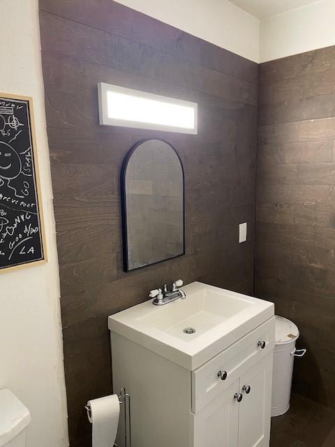 bathroom with toilet and vanity