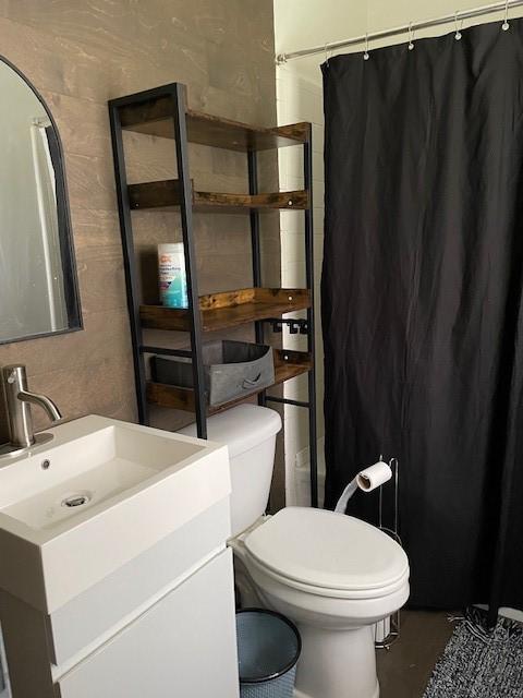 3304 Gorton Rd, Shreveport, LA 71119 - full bathroom with toilet, vanity, and curtained shower