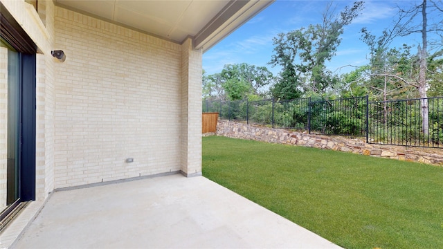 view of yard featuring a patio area