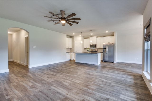 611 Kyle Dr, Tioga, TX 76271 - kitchen featuring stainless steel appliances, open floor plan, dark countertops, a ceiling fan, and recessed lighting
