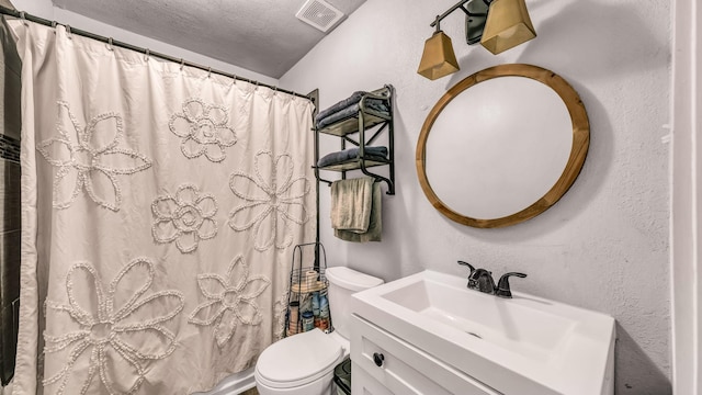 full bath with toilet, vanity, a textured ceiling, and a shower with shower curtain