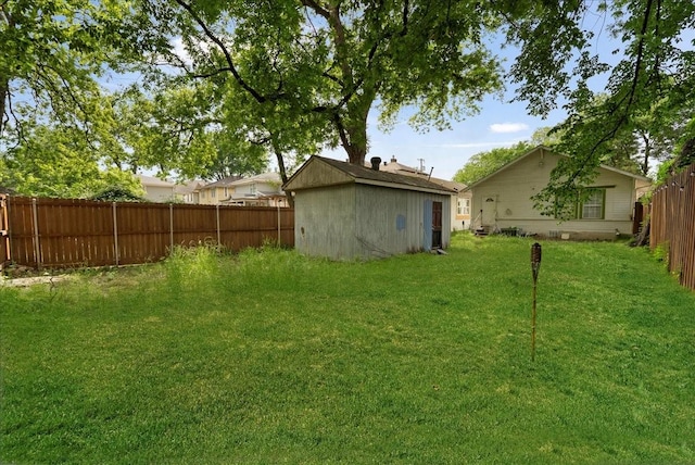 view of yard featuring an outdoor structure