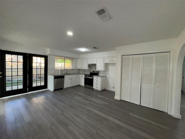 1029 Fox River Ln, Fort Worth, TX 76120 - kitchen with appliances with stainless steel finishes, a sink, dark wood-style floors, light countertops, and a textured ceiling