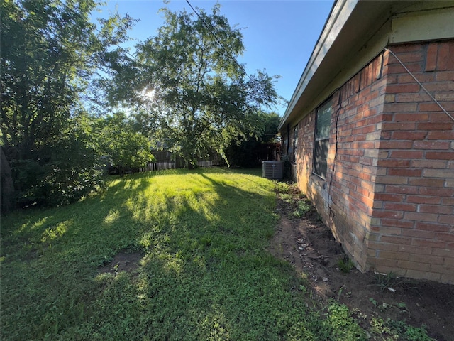1029 Fox River Ln, Fort Worth, TX 76120 - view of yard featuring cooling unit