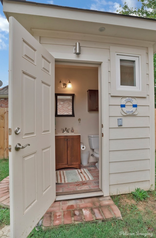 11911 Longfellow Cir, Shreveport, LA 71106 - property entrance featuring a sink