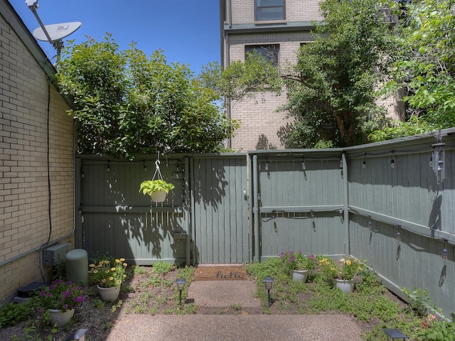 2633 Mccart Ave, Fort Worth, TX 76110 - view of yard with fence
