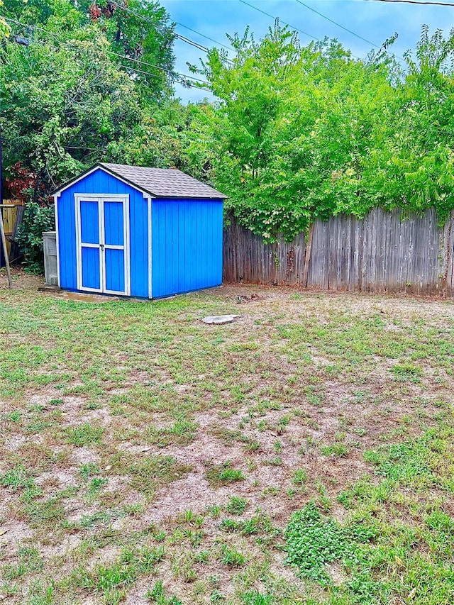 1008 Sierra Dr, Denton, TX 76209 - view of yard featuring a shed and an outdoor structure