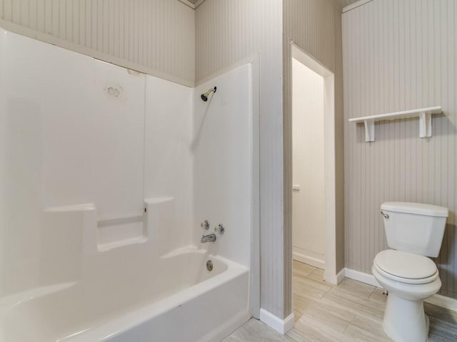 500 N Virginia St, Terrell, TX 75160 - full bathroom featuring toilet, bathing tub / shower combination, baseboards, and wood finished floors