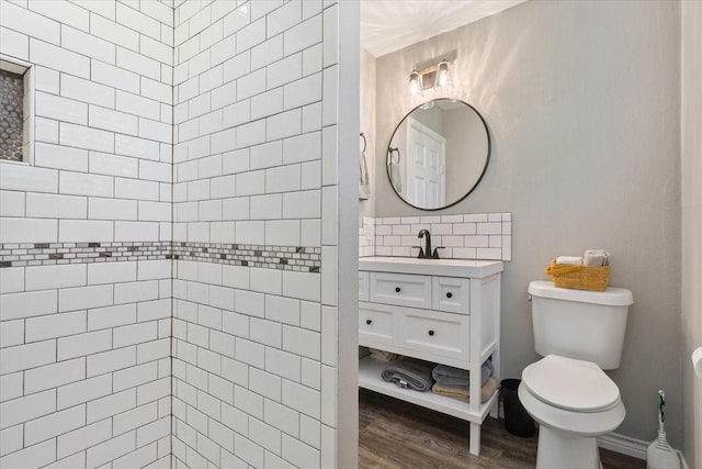 807 Berger Rd, West, TX 76691 - full bath featuring wood finished floors, toilet, vanity, backsplash, and a tile shower