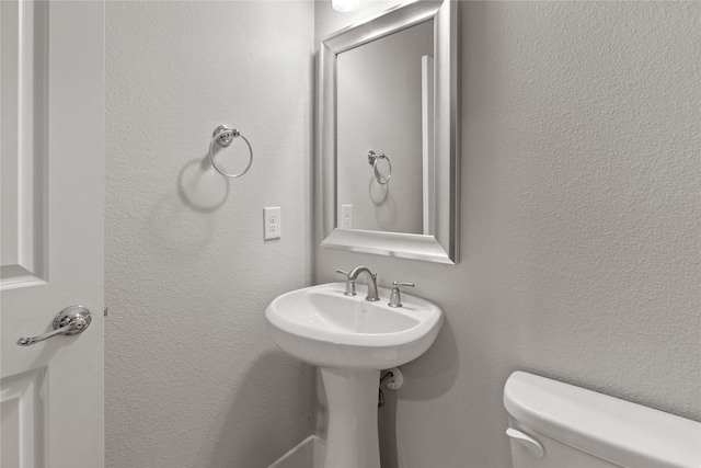 1317 Palm Canyon Dr, Dallas, TX 75204 - bathroom with toilet