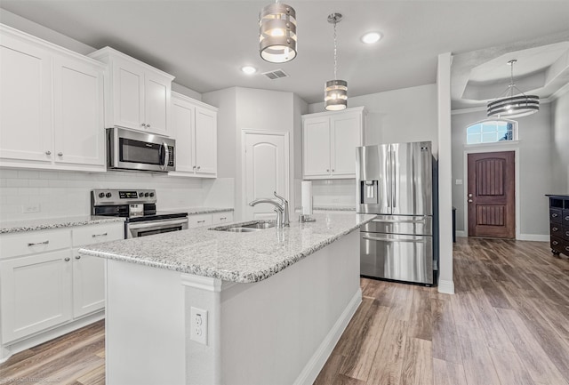 623 Comal Dr, Crandall, TX 75114 - kitchen featuring stainless steel appliances, a sink, light wood-type flooring, white cabinetry, and baseboards