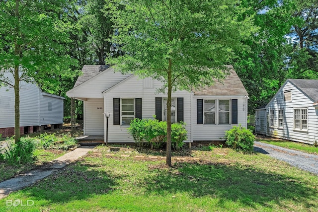 view of front facade featuring a front yard